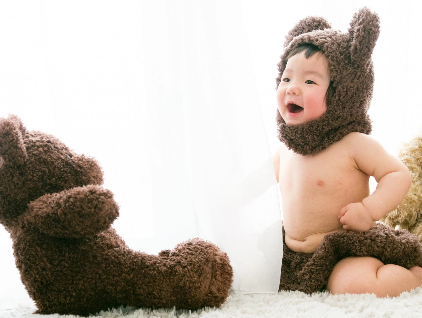 くまの着ぐるみで撮影した子どもの写真 4