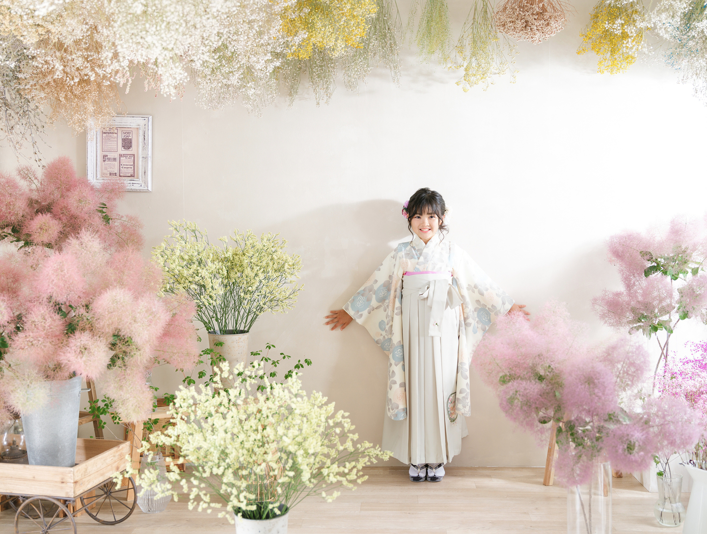 花に囲まれたスタジオで撮影する七五三