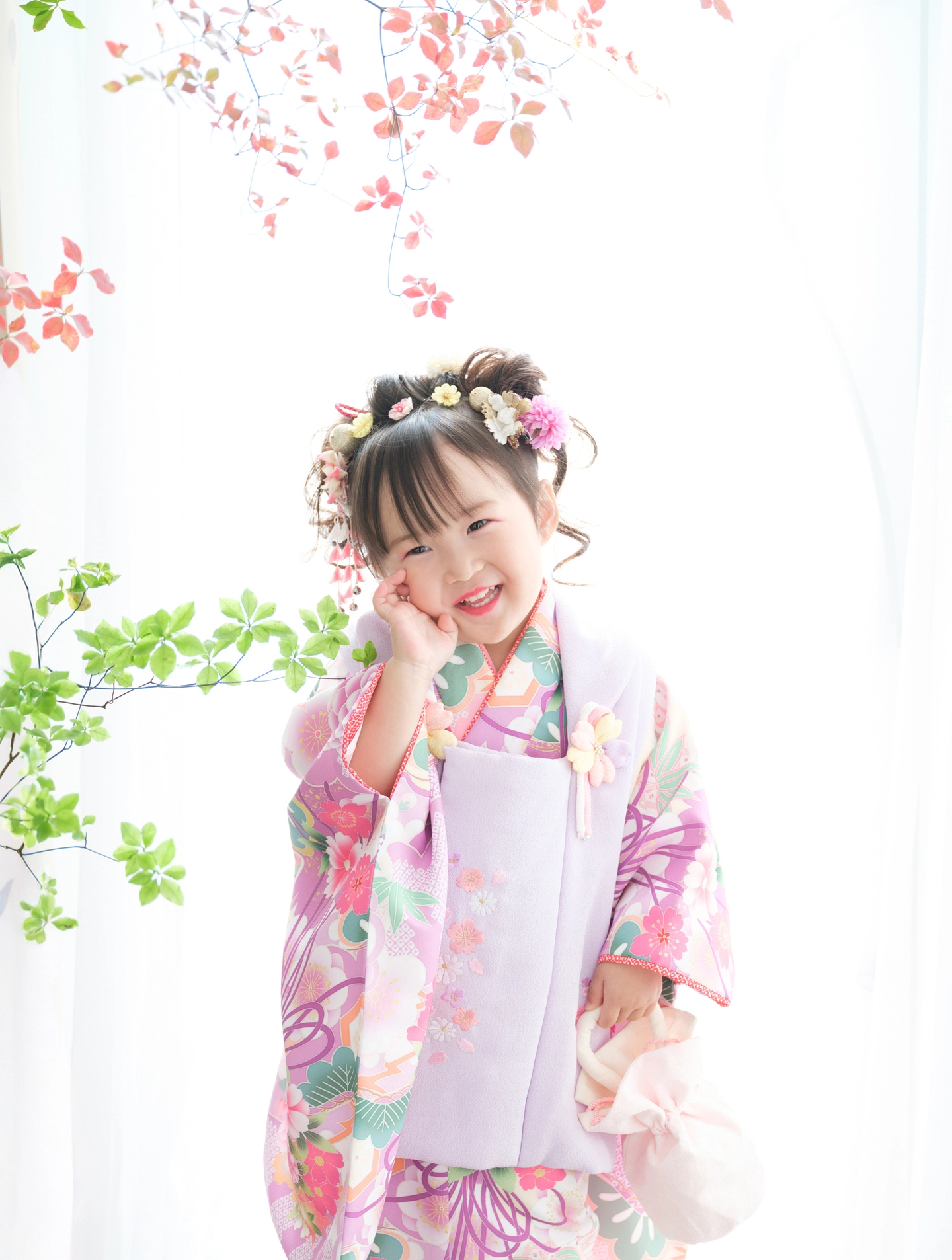 お花を持った着物姿の女の子の七五三記念写真