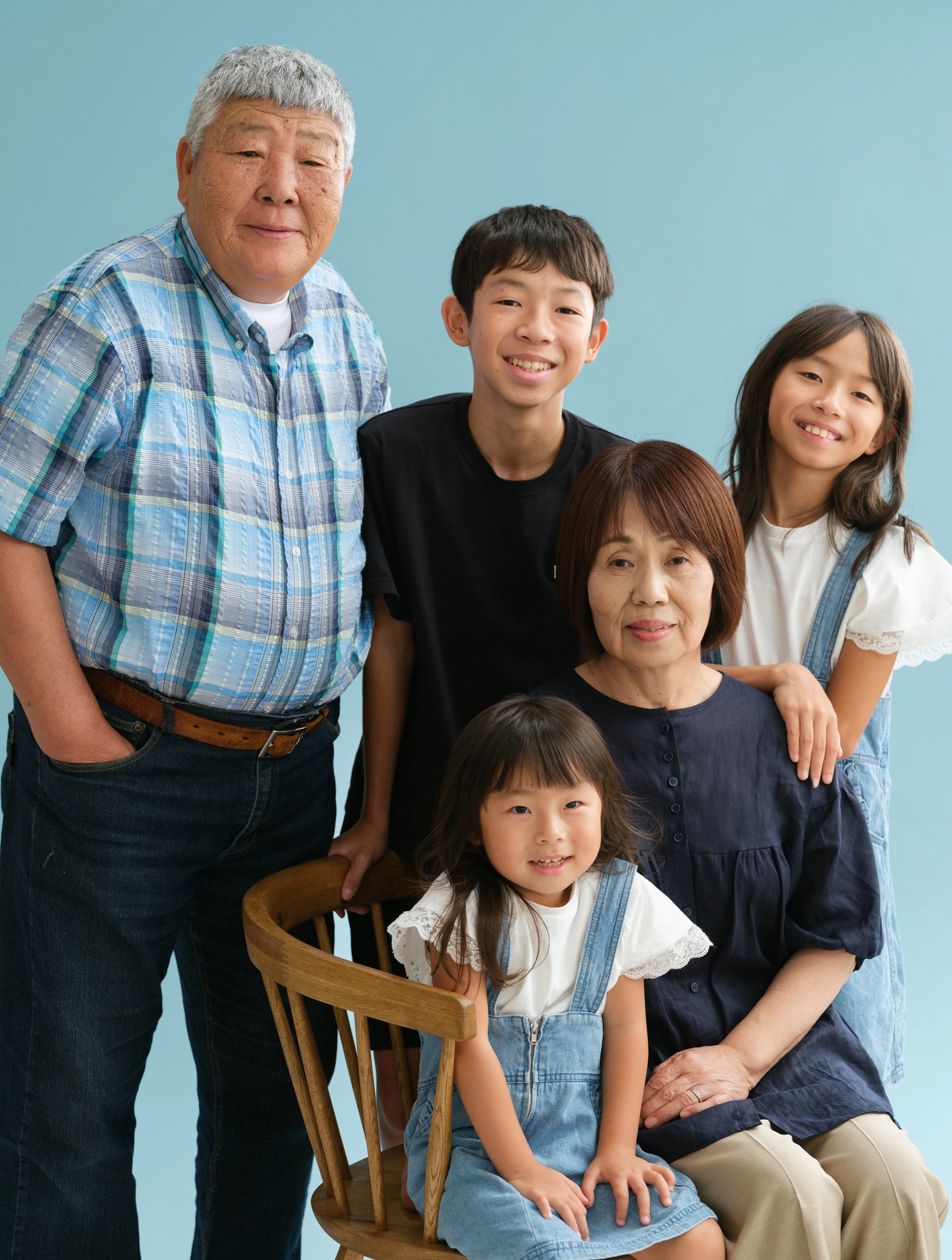 おじいちゃん・おばあちゃんと、3人のお孫さんが寄り添う記念写真