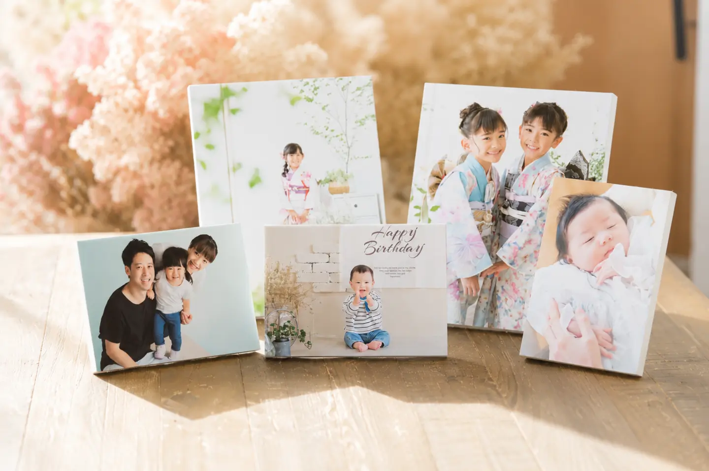 ご家族やお子さまの写真を飾ったホワイトフレームの商品例
